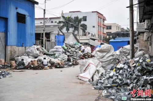 资料图：2013年4月8日，广东汕头贵屿镇上电子垃圾随处可见。中新社发 洪坚鹏 摄