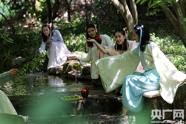 人间四月天 杭州九溪上演“曲水流觞”