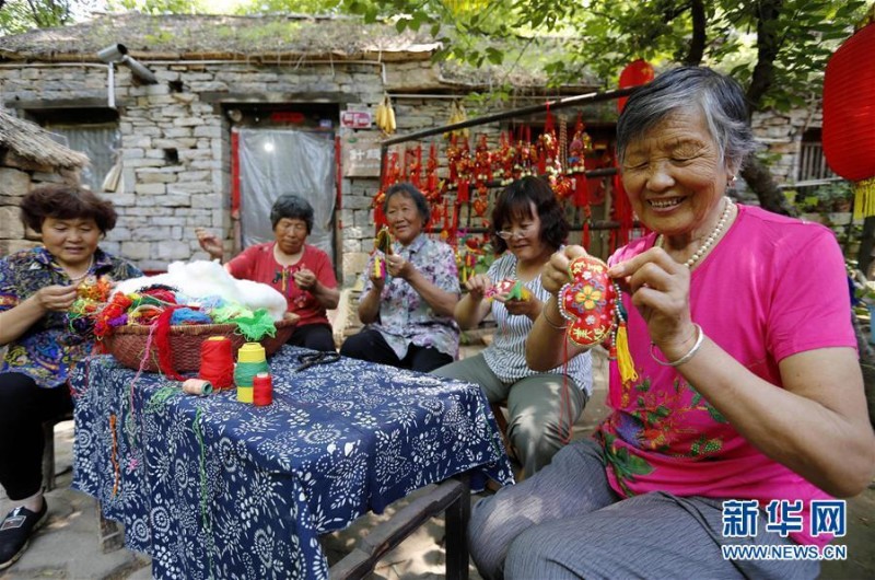 缝香囊、包粽子 各地居民品民俗迎端午