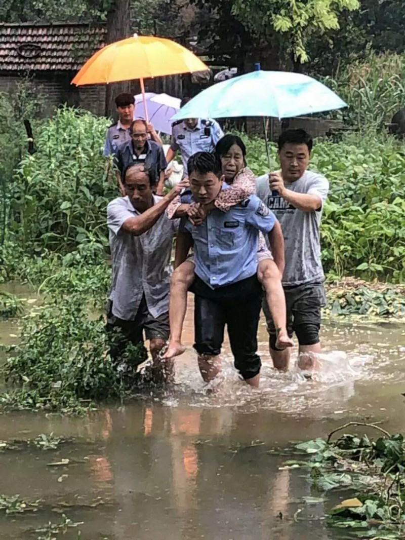 抗击暴雨 商丘“公安蓝”为群众撑起一片天