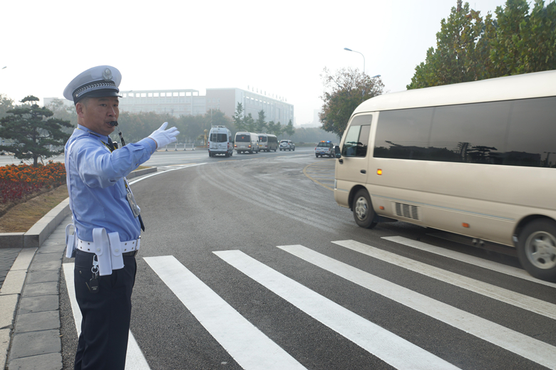 河南商丘交警护航第七届2018中国·商丘国际华商节开幕暨拜谒仪式！