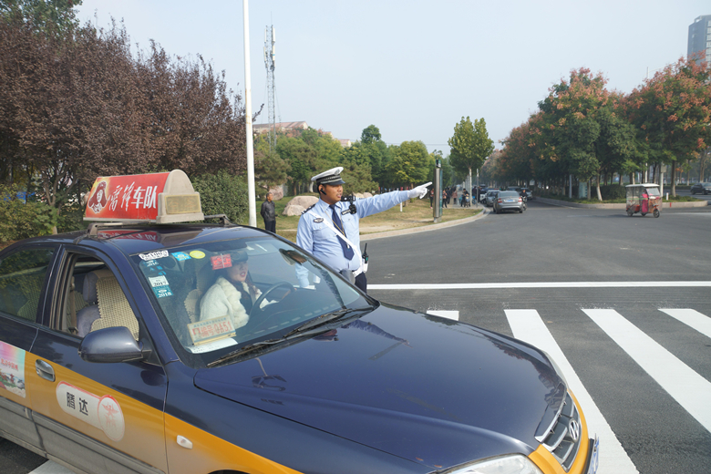 河南商丘交警护航第七届2018中国·商丘国际华商节开幕暨拜谒仪式！