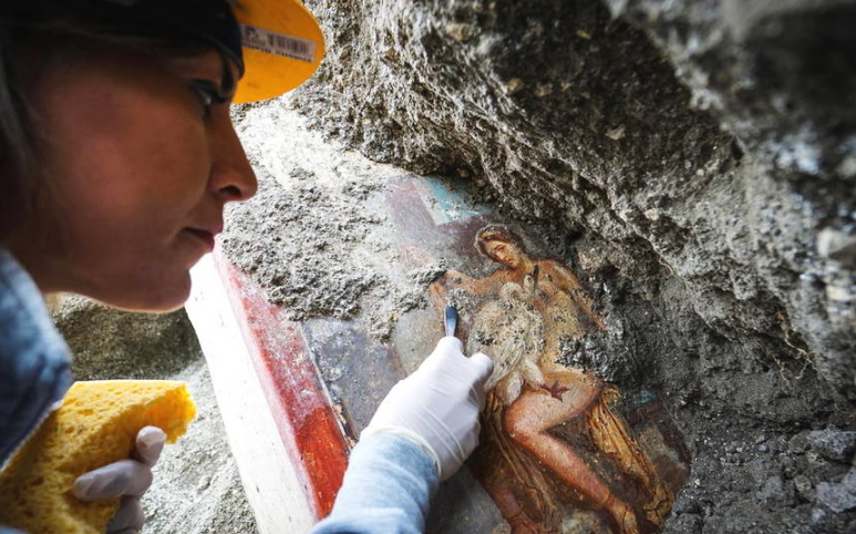 考古人员在庞贝古城发现珍贵壁画