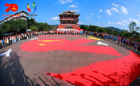 成都市民现场绘制400平米巨型地面沙画献礼新中国成立70周年