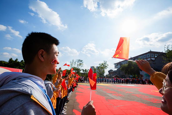 成都市民现场绘制400平米巨型地面沙画献礼新中国成立70周年