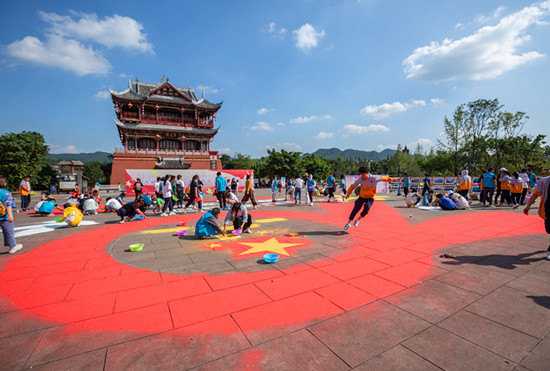 成都市民现场绘制400平米巨型地面沙画献礼新中国成立70周年
