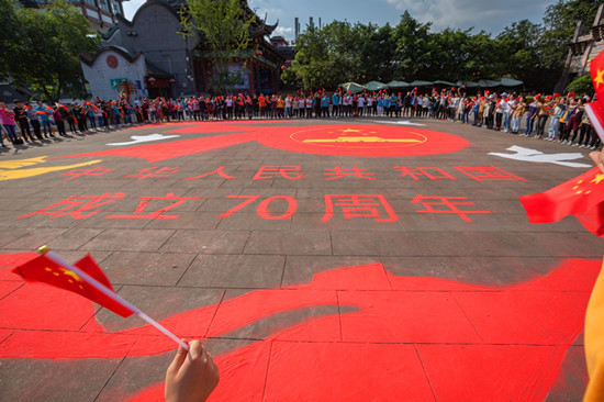 成都市民现场绘制400平米巨型地面沙画献礼新中国成立70周年