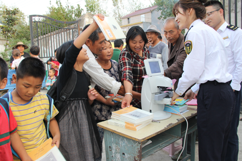 蚌埠市市场监管局走进贫困村学校举办消费品质量安全“进社区、进学校、进乡镇”活动