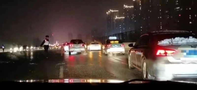 突发！邯郸人民东路二三十辆车连环相撞，雪天路滑，广大车主注意行车安全！