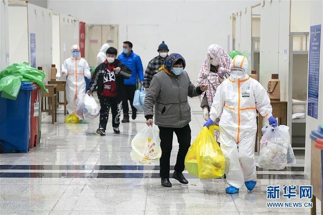 武汉首个方舱医院开始收治病人 床位1600张