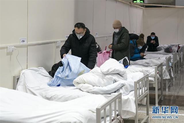 武汉首个方舱医院开始收治病人 床位1600张