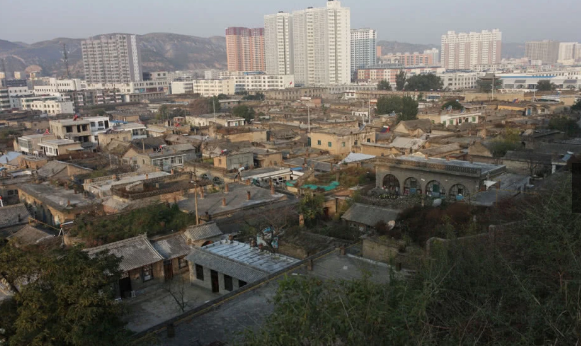 陕北有个县城保留着五六十个窑洞四合院，百姓世代安居百年古窑洞