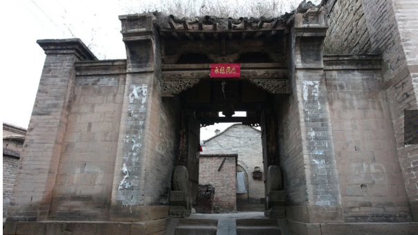 陕北有个县城保留着五六十个窑洞四合院，百姓世代安居百年古窑洞