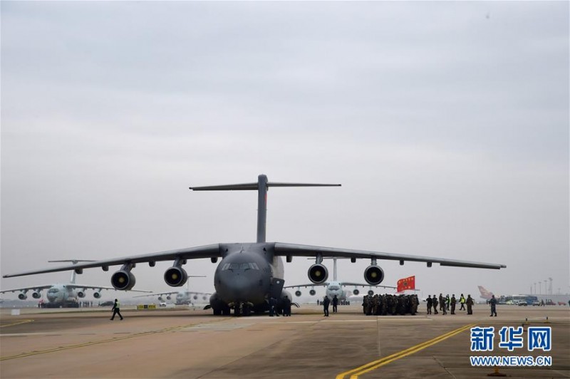 空军出动3型11架运输机多地同步向武汉空运医疗队员