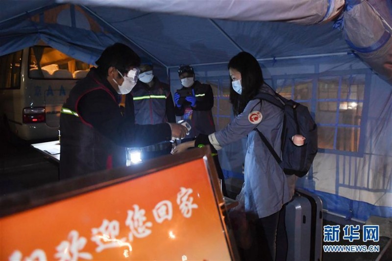 北京第一批滞留湖北人员800余人抵京 