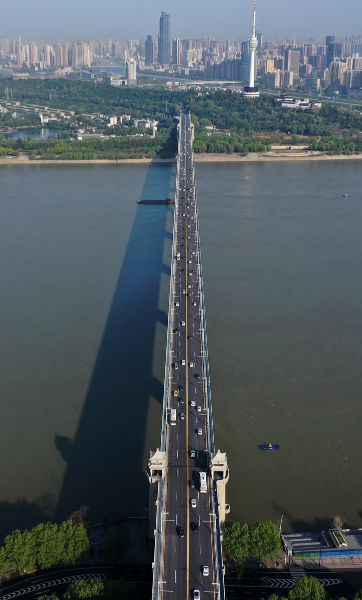 武汉:长江大桥早高峰川流不息
