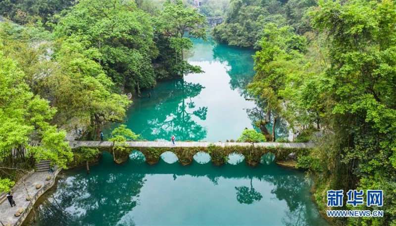 镜头带你走进贵州荔波小七孔 青山秀水春光美