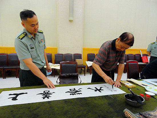 翰墨飘香庆“八一” 四川书画名家送艺术进军营