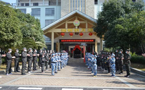 湖南省军区、政府领导为湖南军联国防教育基地揭牌