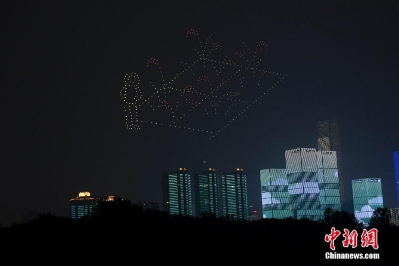 夜空中最亮的星 无人机表演悼念袁隆平