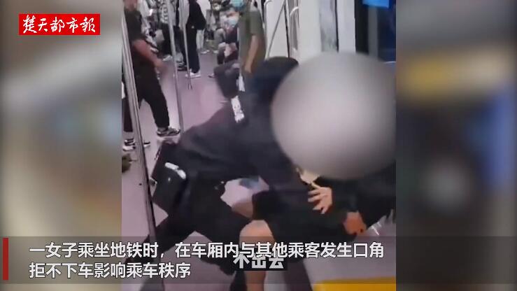 西安警方立案侦查女乘客被拖拽事件，目击者：女子下身只剩贴身衣物