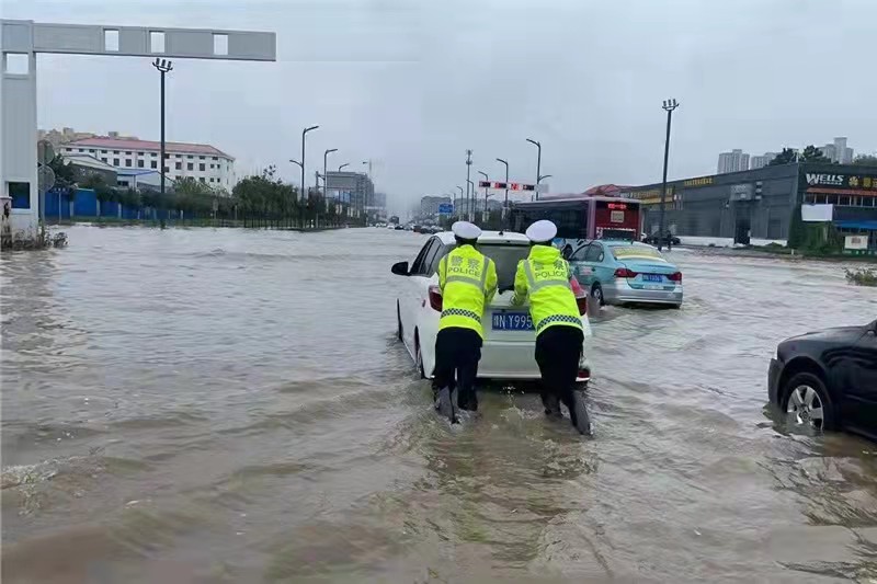 河南省商丘交警全员上岗雨中坚守执勤保畅通