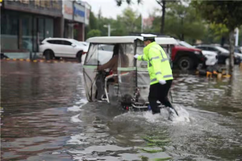 河南省商丘交警全员上岗雨中坚守执勤保畅通