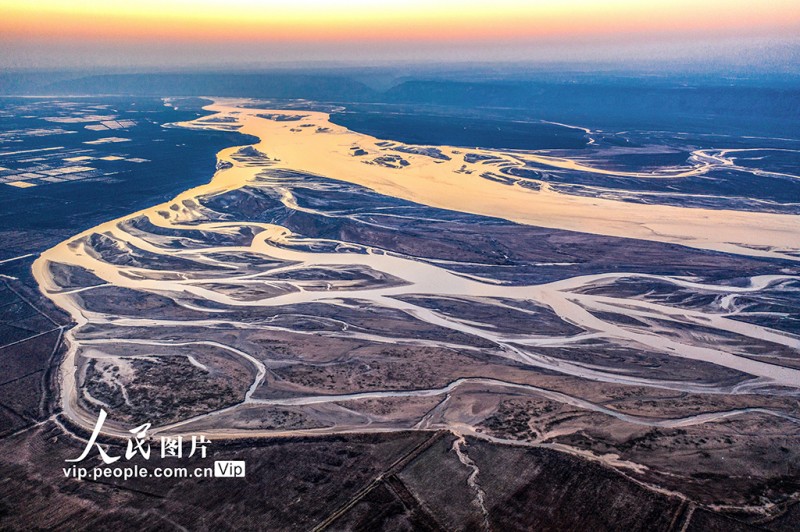 黄河水位下降 河床露出线条形态各异蔚为壮观