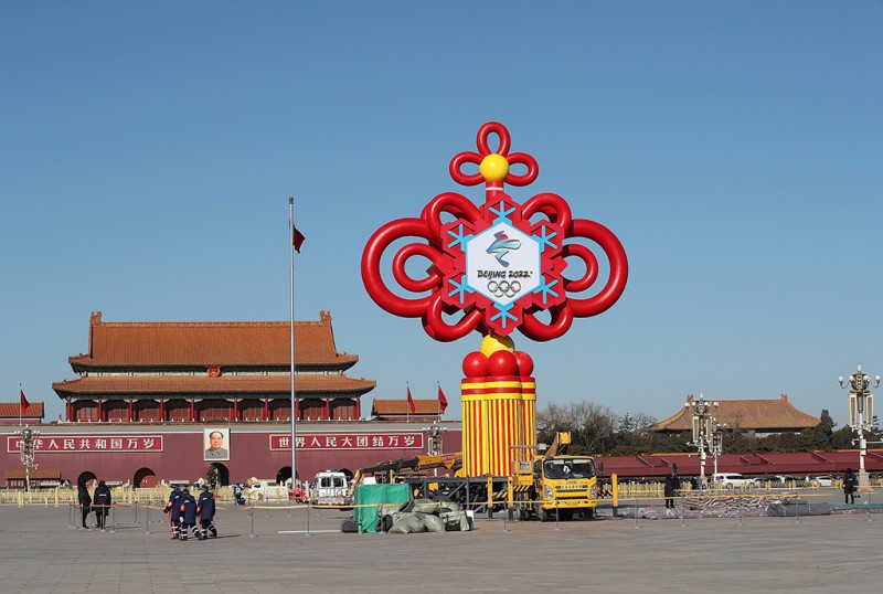 喜迎春节和冬奥 巨型中国结亮相北京天安门广场