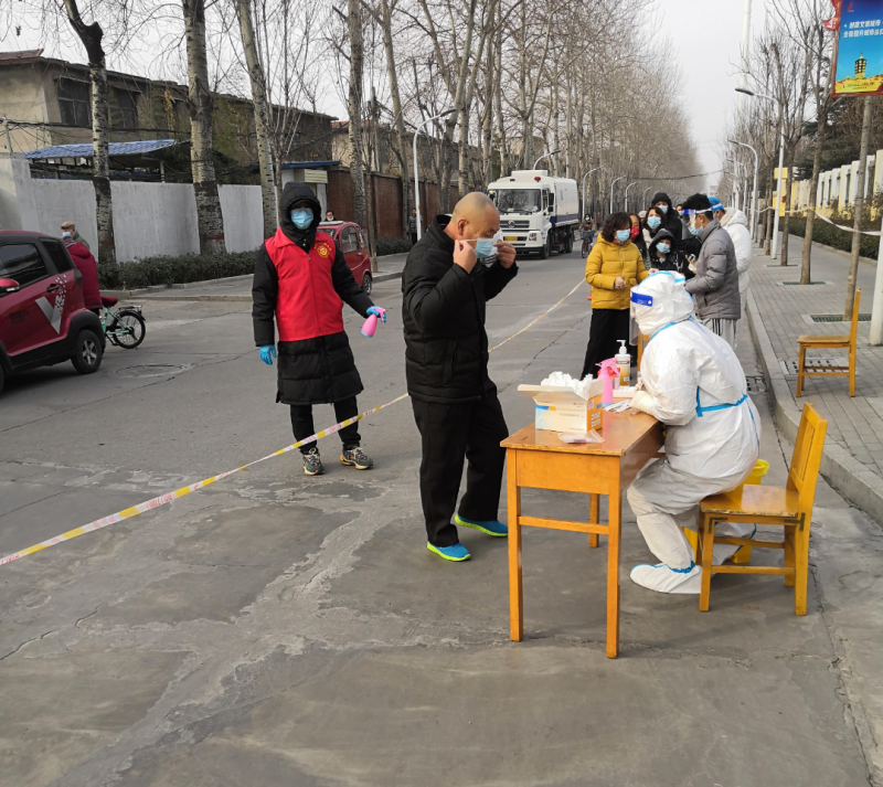 河南省安阳市钢三路小学志愿者抗“疫”战场：《抗击疫情 ‘红运’带头》