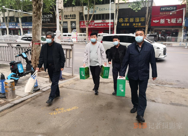 同心抗疫 暖心时刻—郑州市生态环境局中牟分局慰问坚守疫情防控一线卡点工作人员