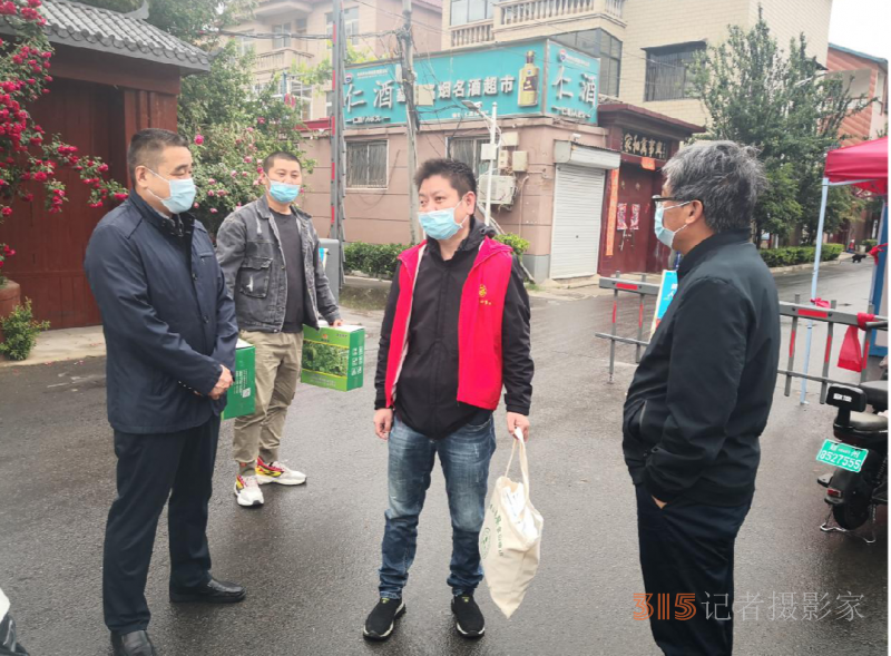 同心抗疫 暖心时刻—郑州市生态环境局中牟分局慰问坚守疫情防控一线卡点工作人员