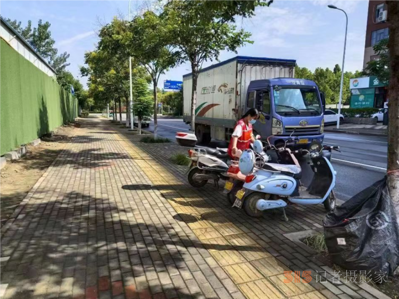 郑州市经济技术开发区九龙办事处开展非机动车乱停放专项整治行动