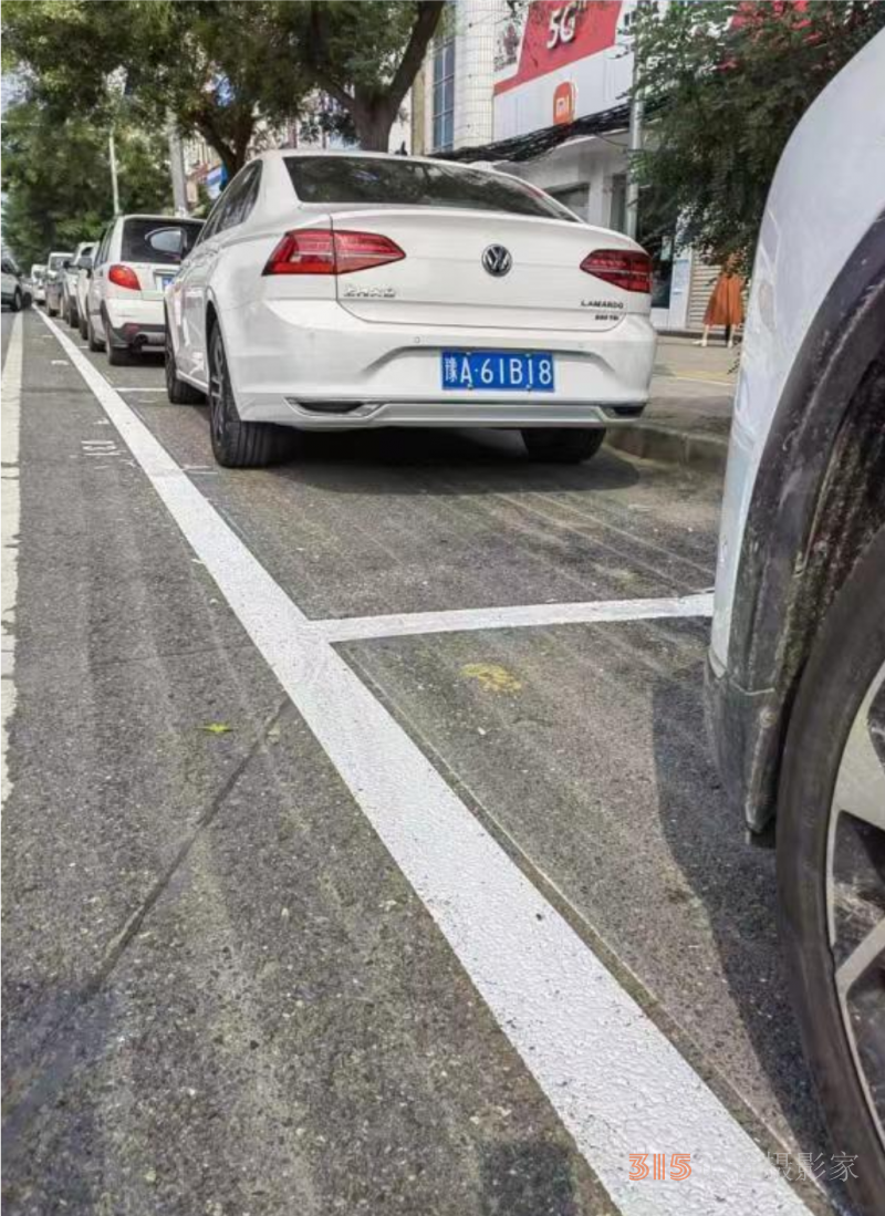 经济技术开发区管理委员会九龙办事处施划停车位助力城市精细化管理