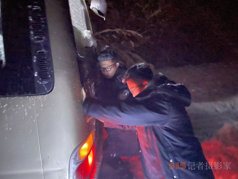 吉林长白山：危难之时显身手！民警成功解救被困车辆