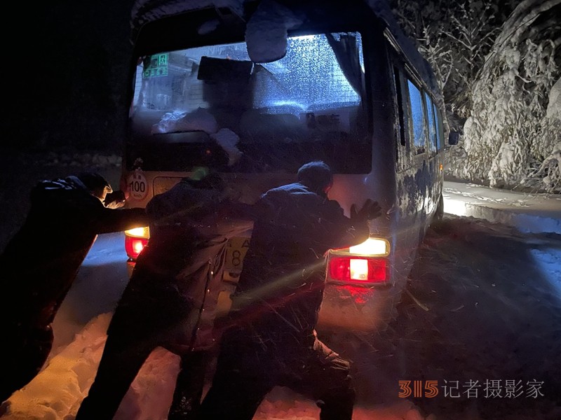 吉林长白山：危难之时显身手！民警成功解救被困车辆