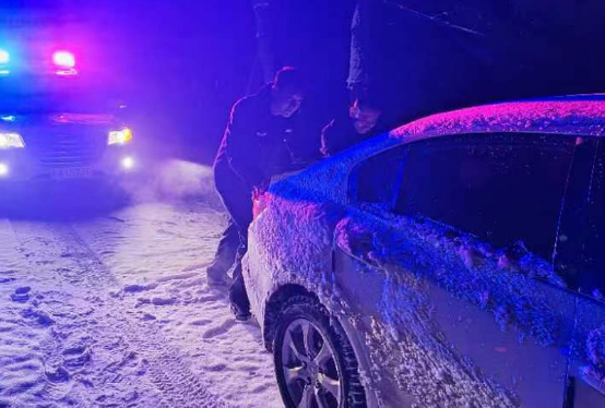 德惠市公安局夏家店派出所：民警雪夜救助被困车辆 全力清障疏导保畅通