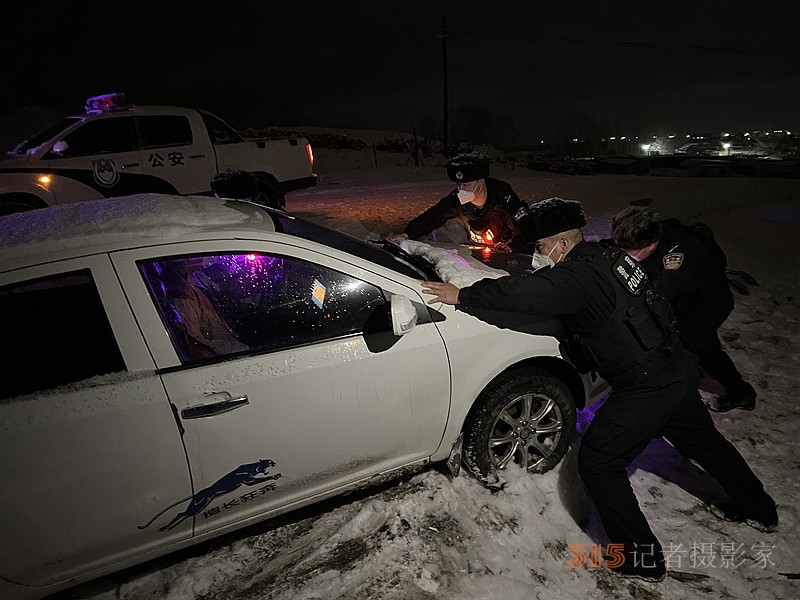 新疆阿勒泰：雪夜紧急救援