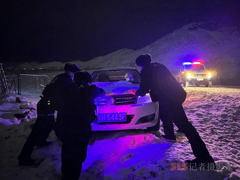 新疆阿勒泰：雪夜紧急救援