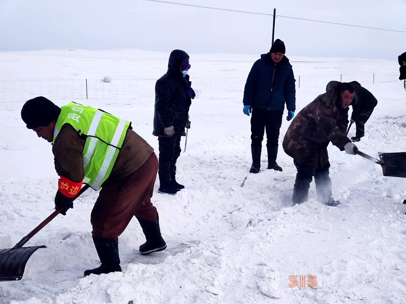 呼伦贝尔八大关边境派出所救助雪地受困草车