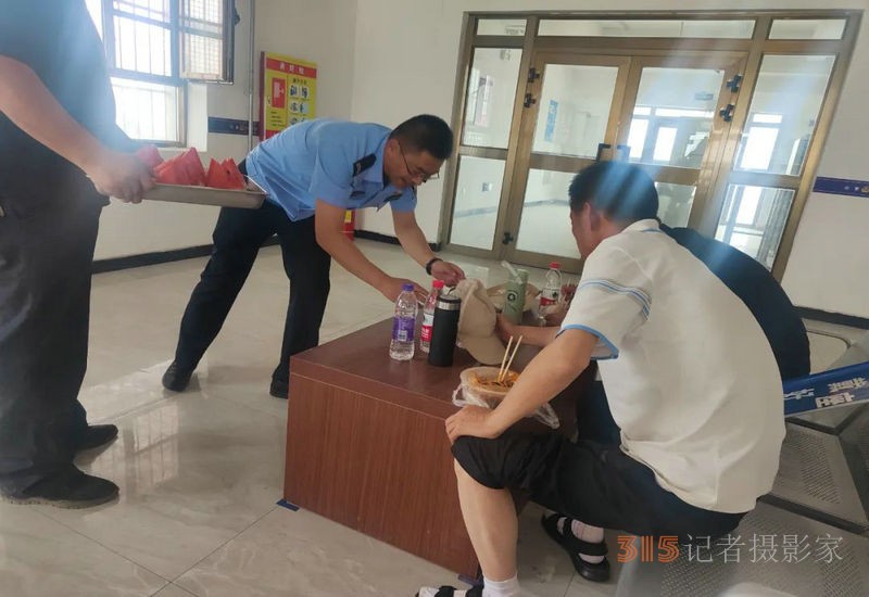 外省旅游团被困新疆和硕县公安局乌什塔拉公安检查站，民警贴心“管饭”，游客纷纷点赞！