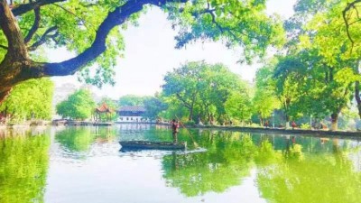湖北省荆门市龙泉公园清理水中垃圾