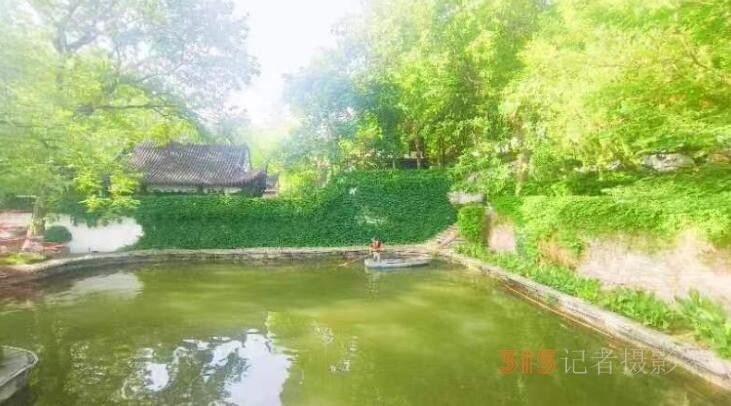 湖北省荆门市龙泉公园清理水中垃圾