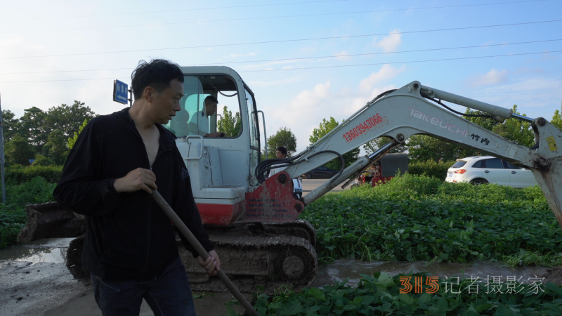 河南郸城杨集村书记杨海燕，挖沟排水让农民损失减少到最低