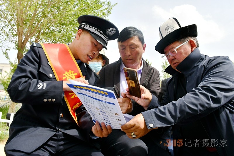 新疆克州：普法宣传进村居 法治精神入民心