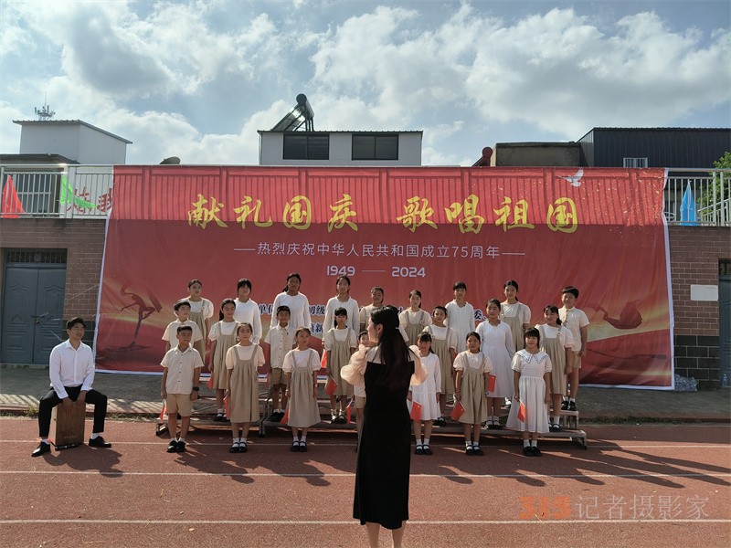 传唱红色经典   奏响爱国旋律 ——五河县小溪中心小学举行“献礼国庆， 歌唱祖国”活动